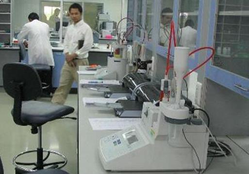 Laboratory instruments on the workbench
